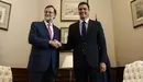 El apretón de manos de Mariano Rajoy y Pedro Sánchez antes de su reunión de una hora. EUROPA PRESS