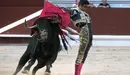 El diestro Miguel Ángel Perera da un pase a su segundo toro en la segunda corrida de la feria de La Blanca con toros de la ganadería Valdefresno y en la que ha compartido cartel con Joselito Adame y Ginés Marín. EFE/ADRIÁN RUIZ DE HIERRO