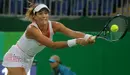 -La tenista española Garbiñe Muguruza sirve una bola a la japonesa Nao Hibino. EFE