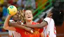 Naiara Pena intenta lanzar a portería mientras es sujetada por dos de las jugadoras de la selección angoleña. EFE/LAVANDEIRA JR