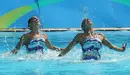 Ona Carbonell y Gemma Mengual de España durante su participación en la prueba de natación sincronizada, rutina técnica por parejas. EFE/José Méndez