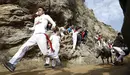 Unos mozos corren delante de las vacas de la ganadería guipuzcoana de Lastur, que han protagonizado un cuarto encierro del Pilón de Falces sin grandes incidencias. EFE/Jesus Diges