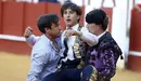 El matador Roca Rey es llevado a la enfermería por segunda vez esta tras la cogida sufrida en la plaza de La Malagueta durante la cuarta corrida de la Feria de Agosto de Málaga EFE Carlos Díaz 