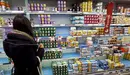 Mujer comprando yogures EFE