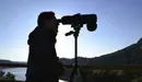 Un aficionado a la ornitología observando aves.