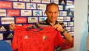 Nino sujeta la camiseta firmada por sus excompañeros.