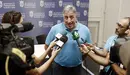 El alcalde de Pamplona Joseba Asirón atiende a los medios de comunicación en la sala de prensa del Ayuntamiento donde ha confirmado el proceso para la exhumación de la cripta del Monumento a los Caídos. EFE.