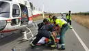 Imagen del traslado de un vecino de Vitoria de 68 años que ha fallecido a consecuencia de la salida de su coche en la vía en la NA-134 Foto cedida