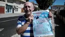 Felipe Ajona sostiene el cartel anunciador de la fiesta.