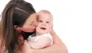 Una madre besa a su bebé. EFE
