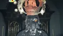 Imagen de una de las figuras y del retablo seriamente afectados en el incendio de Fontellas.