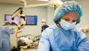 Una doctora se prepara en un quirófano para empezar una operación. ARCHIVO.