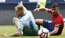 El jugador de Osasuna Oier, y Guidetti del Celta de Vigo, durante el partido de la cuarta jornada de la Liga Santander de Primera División. EFE/Jesús Diges