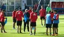 Martín reparte los petos en Tajonar a sus jugadores.