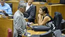 Koldo Martínez (Geroa Bai) y Laura Pérez (Podemos) hablan en el Parlamento de Navarra. PABLO LASAOSA