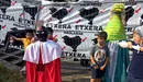 Varios-niños-esperan-a-la-comparsa-de-gigantes-y-cabezudos-del-Casco-Viejo-con-carteles-de-los-presos-de-ETA-detrás
