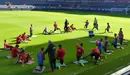 Los jugadores de Osasuna estiran en el estadio del Sadar.