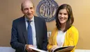 Los periodistas Javier Marrodán y Ana Escauriaza, autores del libro Enfermeras.