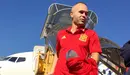Andrés Iniesta desciende del avión de la selección en Turín. Foto web Rfef.es