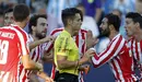 Balenziaga habla con el árbitro en Málaga. Efe.