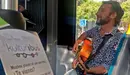 El cantante pamplonés Pablo Líquido durante su actuación en el KulturBus.