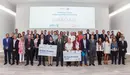 Representantes de Volkswagen Navarra, miembros de ADANO y Niños Contra el Cáncer,