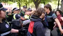 Desalojo de un edificio okupado en el Paseo Sarasate en el que varios okupas y agentes municipales han resultado heridos. MIGUEL OSÉS  (5)