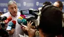 El alcalde de Pamplona, Joseba Asirón, atiende a los medios de comunicación en el interior del Ayuntamiento. EFE/Diges.
