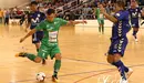 Un jugador del Magna Gurpea remata una jugada en un partido.