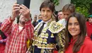 Nerea Frommknecht se fotografía junto a su ídolo, el matador Andrés Roca Rey, en la Feria del Toro de 2016 en Sanfermines. CEDIDA (1)