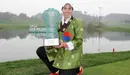 Carlota Ciganda con el trofeo ganado en Corea del Sur. Foto Lpga tour