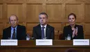El premiado Javier Echeverría, el lehendakari Iñigo Urkullu y la presidenta navarra Uxue Barkos, en San Sebastián. EFE. Javier Etxezarreta.
