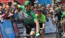 Carlos Barbero entra vencedor de una etapa al esprint.