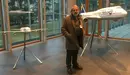 El escultor navarro  Carlos Ciriza posa con dos maquetas de los aviones de la compañía   Lufthansa.