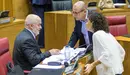 Carlos Gimeno y Ainhoa Unzu (PSN) hablan con el consejero de Educación, José Luis Mendoza, antes del inicio del pleno del Parlamento (2). IÑIGO ALZUGARAY