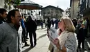 Covite planta cara a los proetarras contra el odio y en favor de la Guardia Civil en Alsasua. La presidenta del colectivo, Consuelo Ordóñez, responde a uno de los manifestantes que le increpa. PABLO LASAOSA