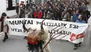 Un momento de la manifestación convocada por Sortu y vecinos de Alsasua, que niegan la versión oficial sobre la agresión sufrida por dos guardias civiles y sus parejas el pasado fin de semana en esta localidad navarra, en apoyo a los dos imputados por los hechos y denunciar lo que consideran un montaje. EFE/Jesús Diges