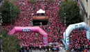 El espíritu positivo de la asociación Saray contra el cáncer de mama ha recorrido esta mañana las calles de Pamplona en una carrera solidaria. EFE/Jesús Diges.