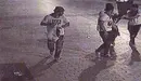 Los detenidos de la presunta violación de San Fermín camina por la avenida Roncesvalles en una captura de una cámara de seguridad.