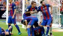 Neymar, en el suelo, se duele del objeto lanzado en Mestalla. Efe.
