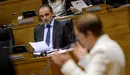 El portavoz de UPN, Javier Esparza, mira fijamente a la Presidenta del Gobierno de Navarra, Uxue Barkos durante su discurso en el Parlamento de Navarra. PABLO LASAOSA