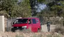 El furgón del reten fúnebre pasa junto a dos agentes de la Guardia Civil en el lugar donde se ha encontrado el cadáver de la joven de 15 años desaparecida en Chella. EFE