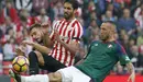 Raúl García, Digard y Torres disputan un balón en San Mamés. EFE