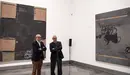 Presentación de tres obras de Tàpies en la sala dedicada al artista en el Museo Universidad de Navarra. PABLO LASAOSA 02