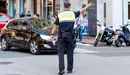 Un policía municipal de Pamplona dirige el tráfico en el centro de la ciudad. IÑIGO ALZUGARAY