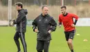 Joaquín Caparrós en su primer entrenamiento como técnico de Osasuna. PABLO LASAOSA 07