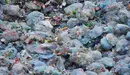 Imagen de bolsas de basura apiladas en un vertedero. ARCHIVO