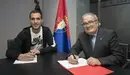Unai García y Luis Sabalza firman el nuevo contrato. Foto CA Osasuna.