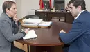 Uxue Barkos y el alcade de Alsasua, Javier Ollo (Geroa Bai), durante una reunión en el consistorio de la localidad navarra con motivo de las agresiones a dos guardias civiles.