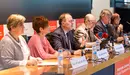 El consejero de Salud, Fernando Domínguez, presenta el texto definitivo del Decreto de Salud Sexual y Reproductiva, acompañado por el director general de Salud, Luis Gabilondo, y representantes de las cuatro formaciones que sustentan al Ejecutivo foral. IÑIGO ALZUGARAY